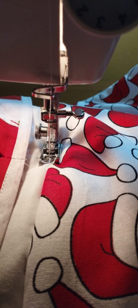 Karácsonyi kalendárium tetejének varrása
