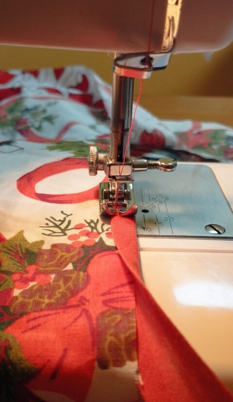 Karácsonyi kalendárium zsebeinek szegése ferde pánttal