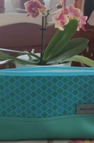 Elegáns, kézzel készült türkiz neszeszer mintás textillel és műbőr aljjal. Fehér béléssel, cipzárral, ideális mindennapi használatra vagy utazáshoz.