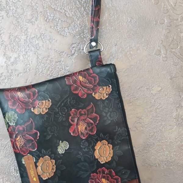 Virágmintás műbőr kézitáska külső zsebbel 