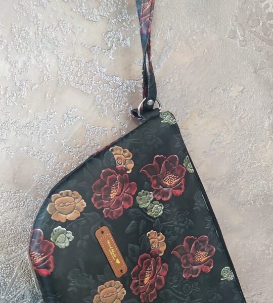 Rózsás műbőr táska csuklópánttal